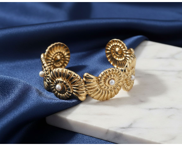 Glided Seashell 18K Gold Plated Handcuff